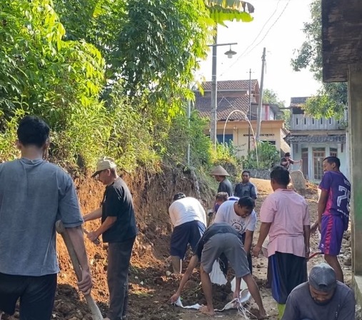 Kerja Bakti Pelebaran Jalan Dusun Manggung